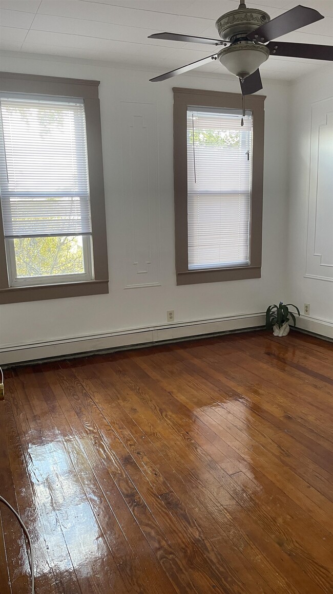 Photo - 135 W 24TH St Unidad 3