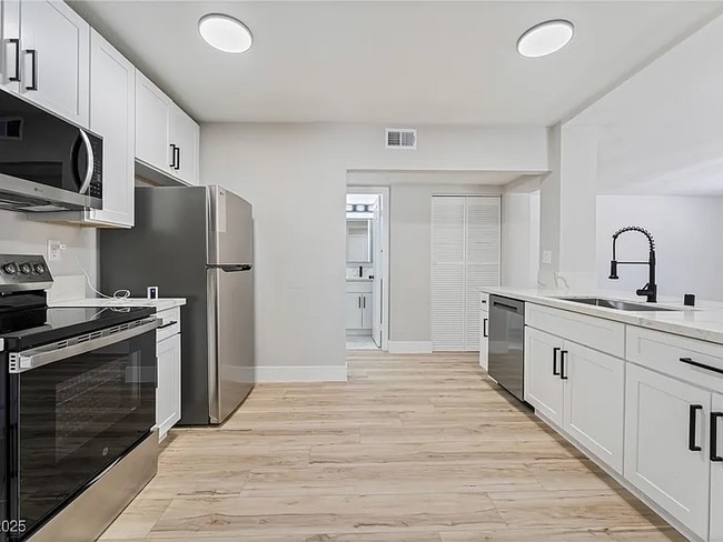 Photo - 2221 Ellis St Unit B