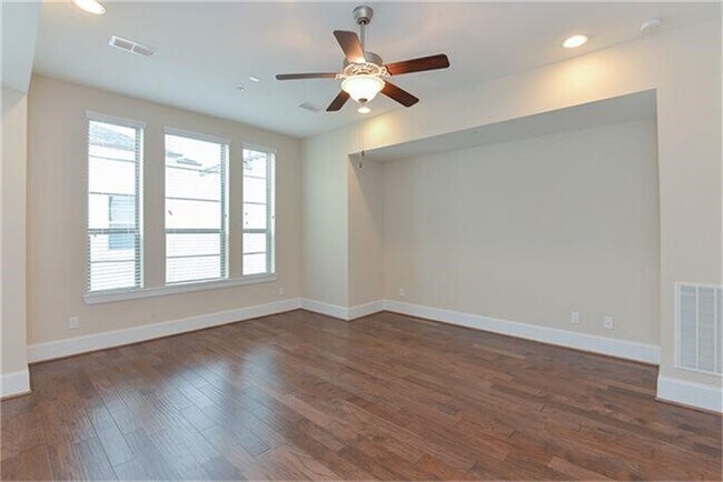 Photo - 2112 Radcliffe St