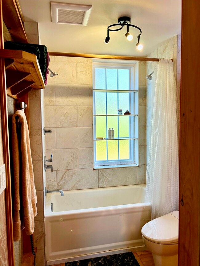 Baño completo - planta alta - 241 Cumberland Ave Unidad Sunny Furnished Downtown