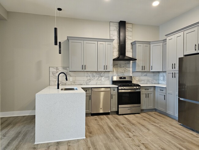Kitchen - 5827 Broadway St Unit 101