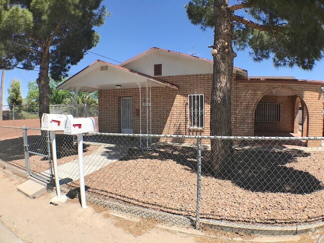 Building Photo - West El Paso 2 bed Refrig A/C duplex Rental