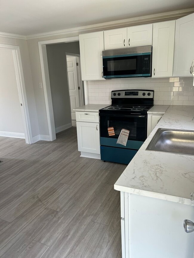 Building Photo - Remodeled 3 bedroom/ 2 bath home located D...