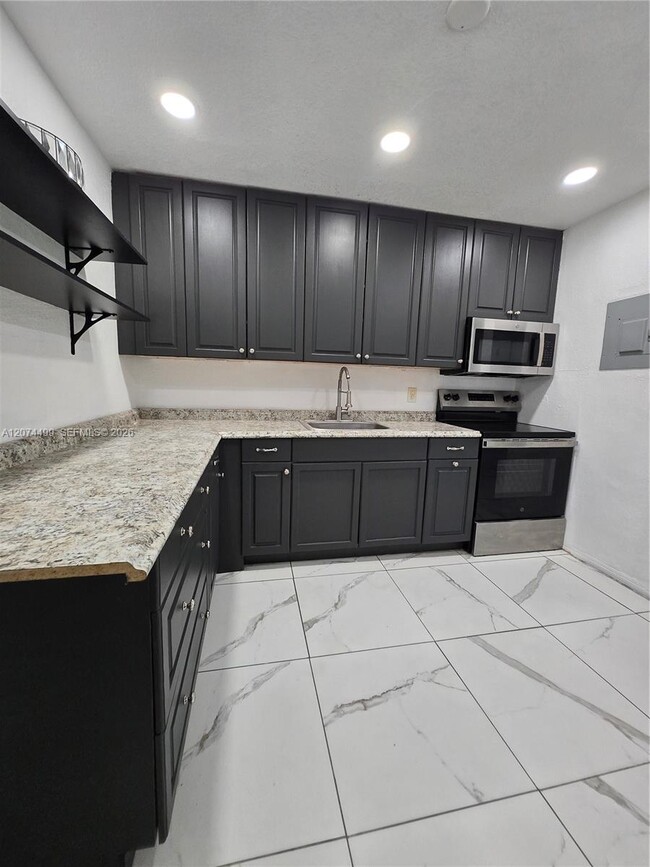 Building Photo - 154 NW 14th Way Unit B