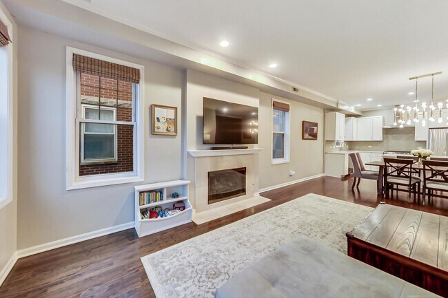 Photo - 1328 W Belmont Ave