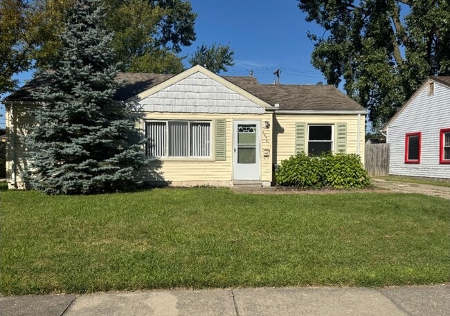 Building Photo - Roseville Three bedroom is a must see!! Rental