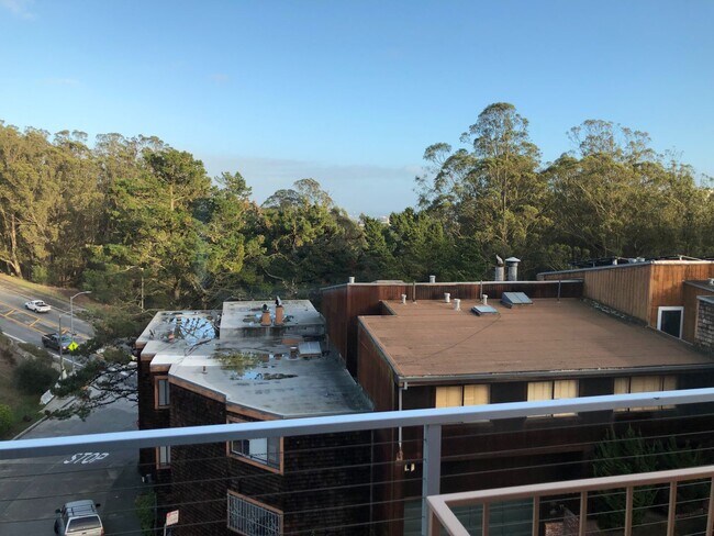 Photo - Huge and bright top floor 3 bedroom flat w...