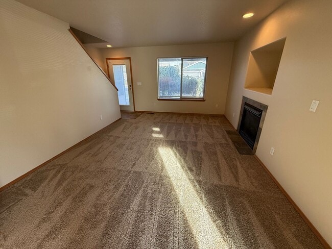 Photo - SE 4 Bdrm, 3 bath, New Flooring Throughout, Gas Heat/Fireplace, Double Garage