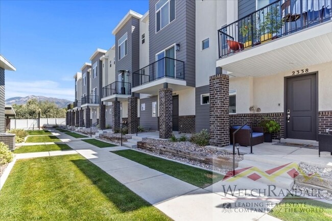 Building Photo - Beautiful 3 Bed 2.5 Bath Townhome in West ...