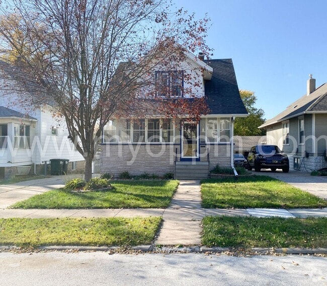Building Photo - 2 Bed / 1 .5 Bath Home | Midtown
