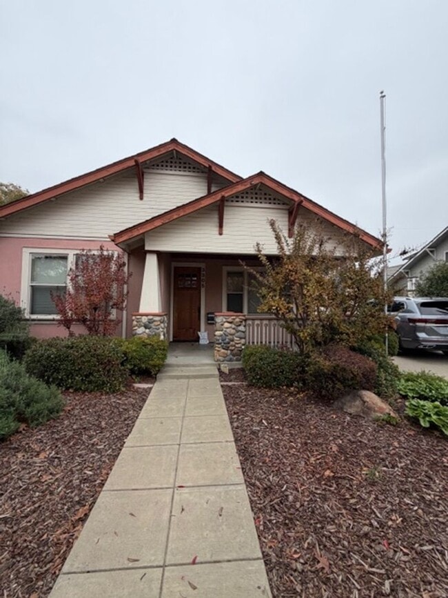 Building Photo - Beautiful 3 Bedroom and 2 Bathroom Home in East Sac $2,795.00 per month