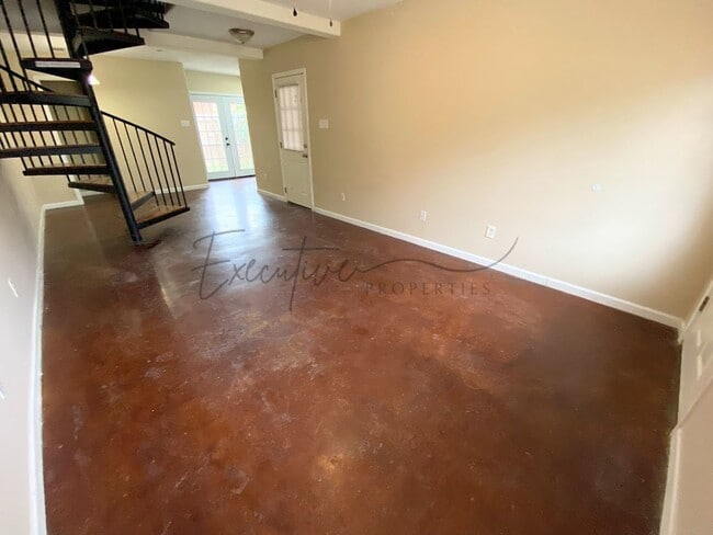 Photo - 2-Bed, 2.5-Bath Townhouse – Walk to McNeese State University! Unit 337 East Sale Road