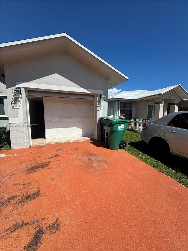 Building Photo - 10449 SW 211 St Unit 1