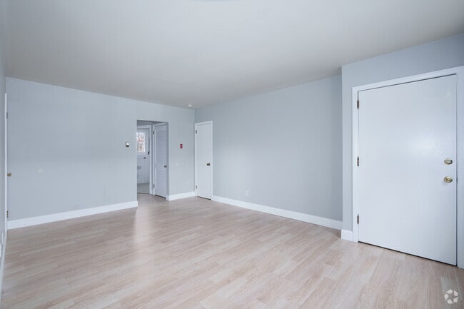 1BR, 1BA 950SF