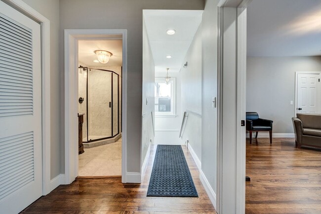 Photo - CONDO ON THE HILL 3 BED 1 BATH - Hardwood ...