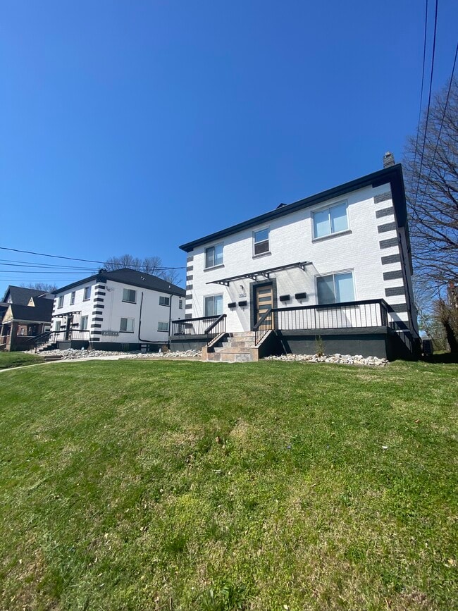 Complex outside - 3035 Cleinview Ave Apartamentos Unidad #1