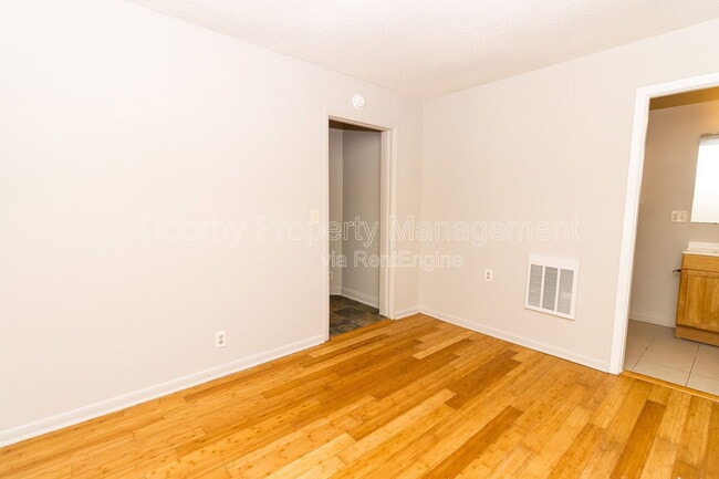 Photo - 5345 Lazard St