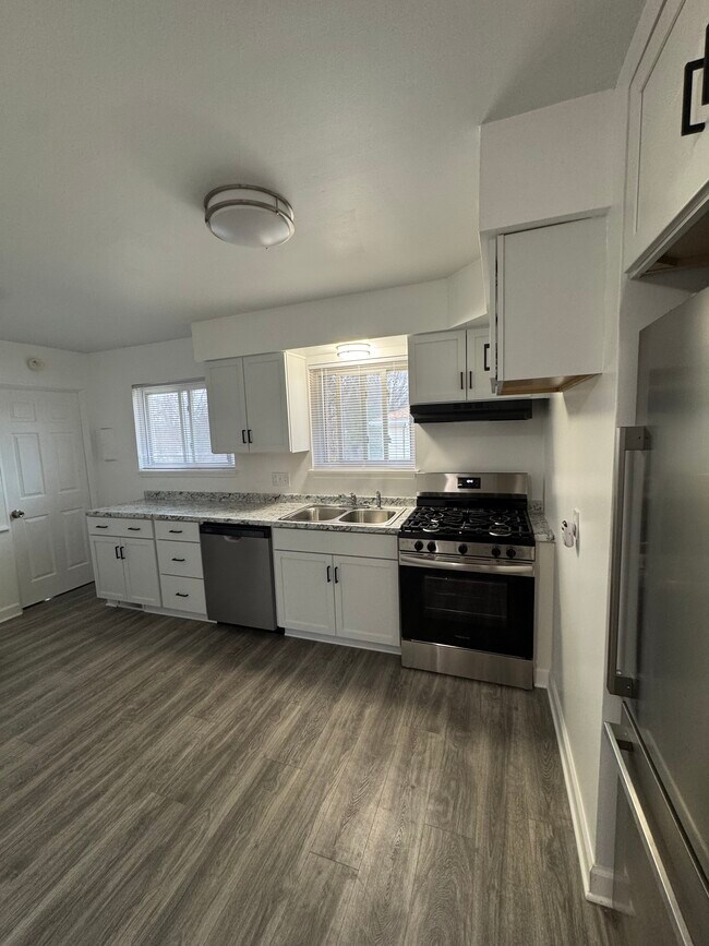 Photo - 825 W Thomas L Pkwy