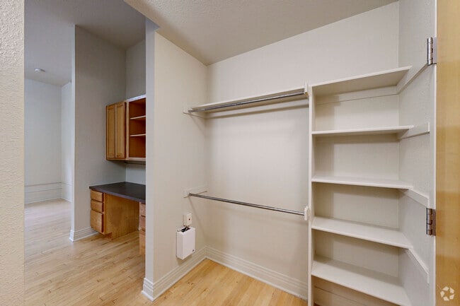 Studio - 400SF - Closet