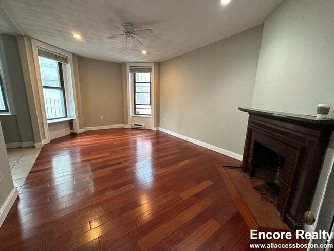 Building Photo - 252 Newbury St Unit 2 Rental