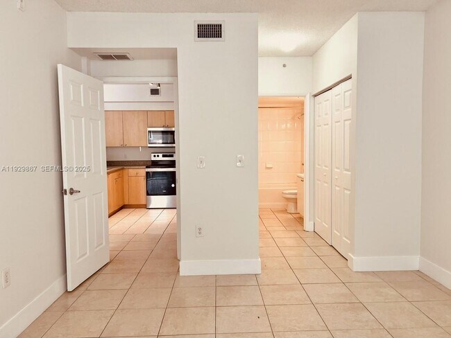 Photo - 8000 N Nob Hill Rd Unidad 204