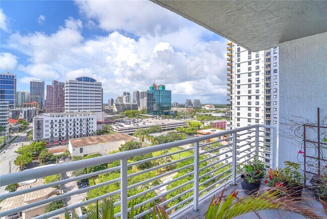 Photo - 315 NE 3rd Ave Unidad 1405