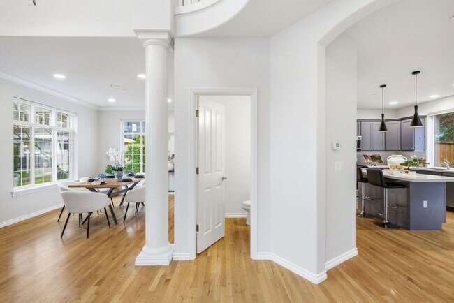 Photo - Beautiful Spacious 4 Bedroom Home for Rent In Kirkland