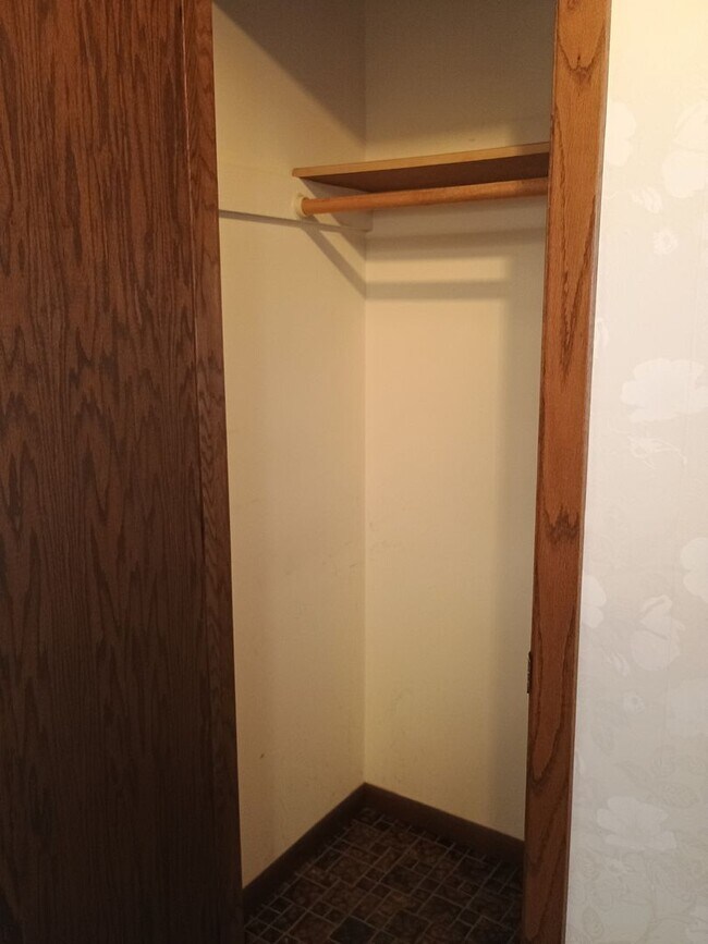 Photo - AVAILABLE 4/01/26 Large 2 Bedroom 1 Bath Main Floor Home