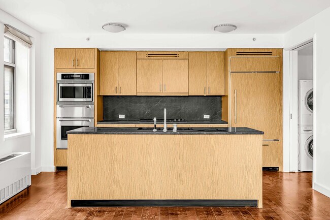 Photo - 100 W 58th St