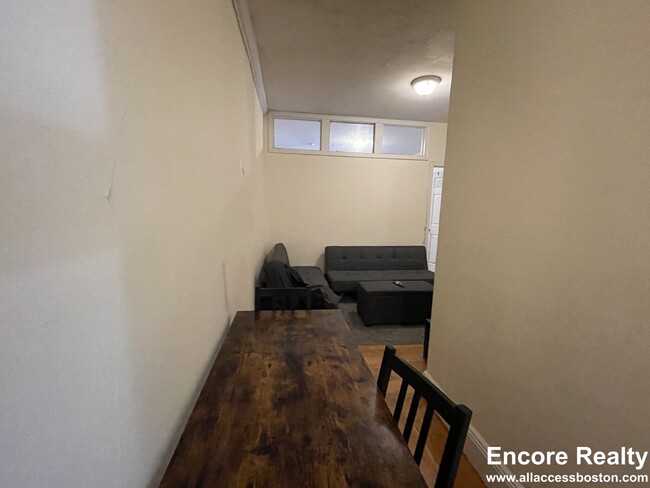 Photo - 19 Thatcher St