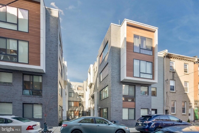 Building Photo - 1647 E Eyre St Unit Apt 7