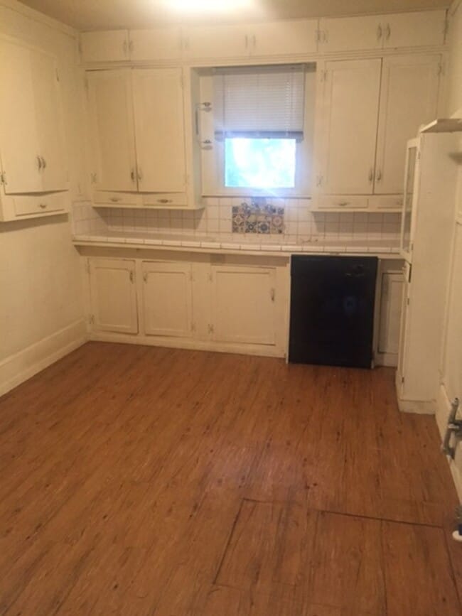 Photo - 2 BEDROOM 1 BATHROOM HOUSE WITH HUGE FENCED BACKYARD