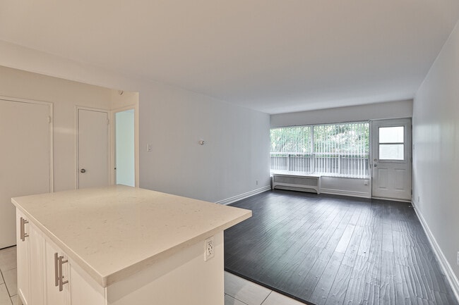 1-Bed Open Concept - 637SF