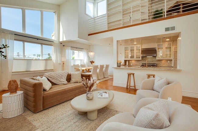 Building Photo - Sophisticated Bright & Spacious Furnished 2 Bed 2.5 Bath Penthouse Loft with private Rooftop in P... Unit 304