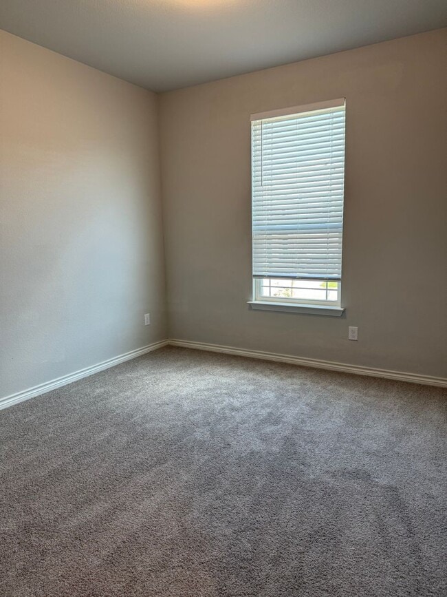 Photo - 332 McLintock Rd