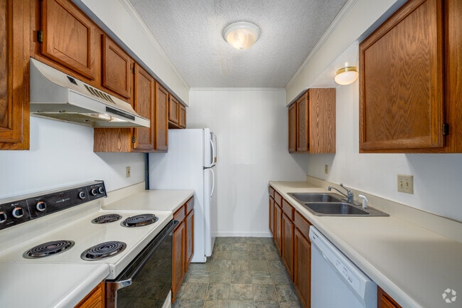 2BR, 2BA - 960SF - Kitchen - Deer Creek Apartments