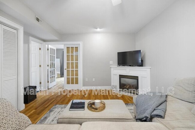 Building Photo - 734 E 6th St Unit 3