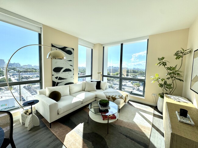 Building Photo - 1940 NW 2nd Ct Unit B12