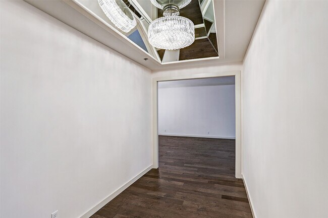 Building Photo - 121 N Post Oak Ln Unit 205