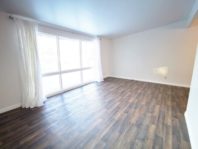 Photo - 545-520 20 St W