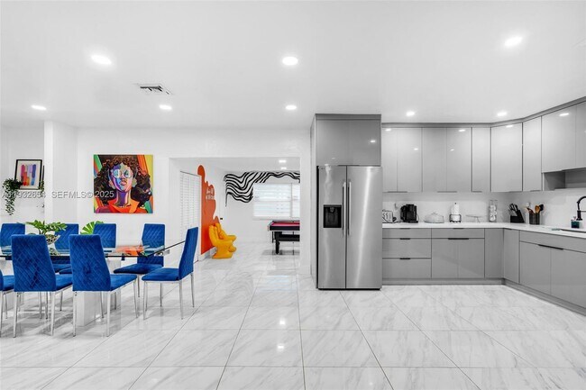 Photo - 695 NE 160th St