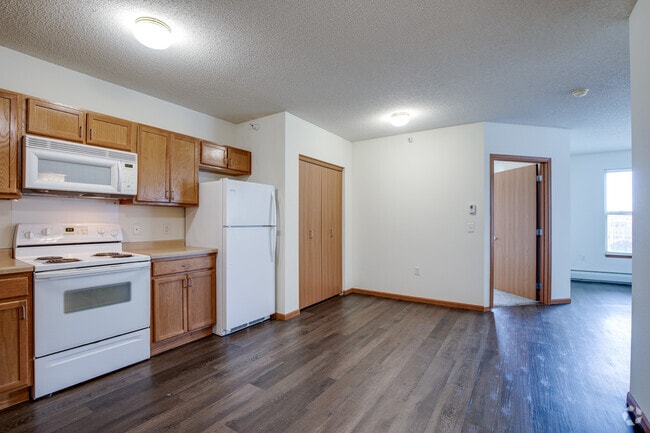 2BR, 1BA - 744SF