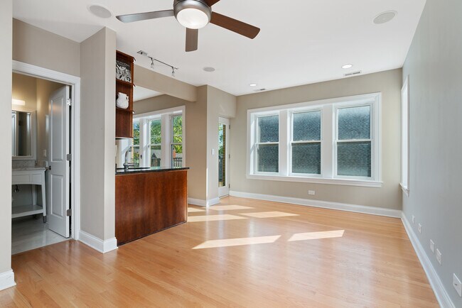 Photo - 2142 W Addison St Unit 3B