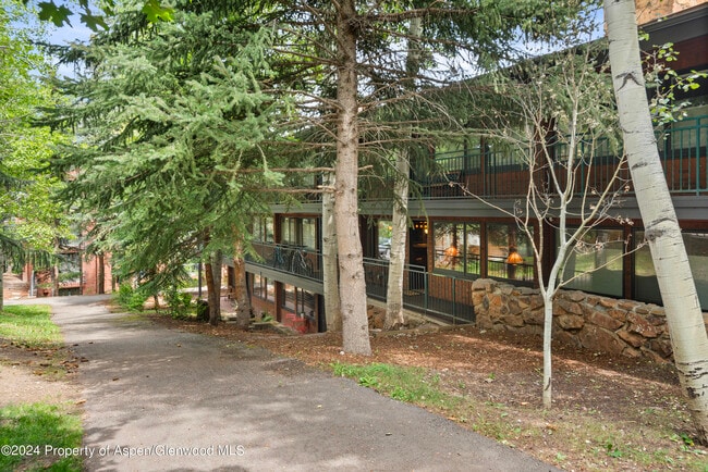 Building Photo - 731 S Mill St Unit 2c