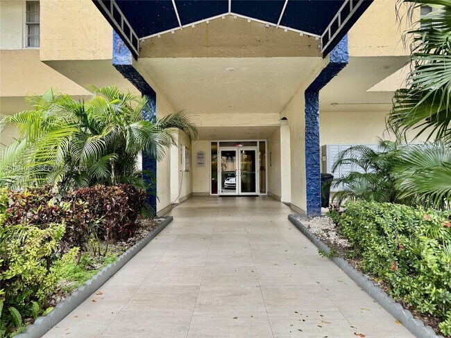 Photo - 4550 NW 9th St Unidad 414E