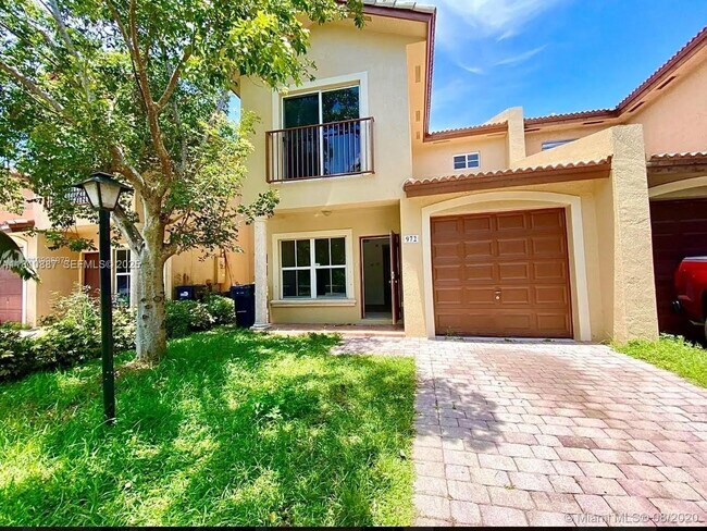 Building Photo - 972 SW 6th Ave