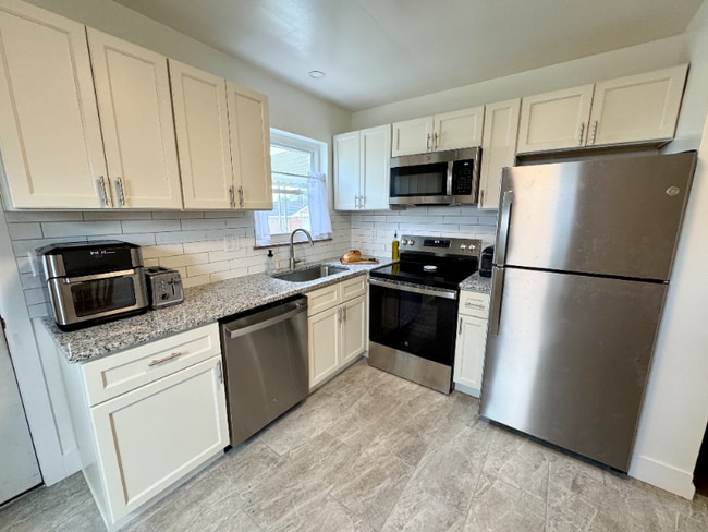 Building Photo - 736 Maple Dr Rental