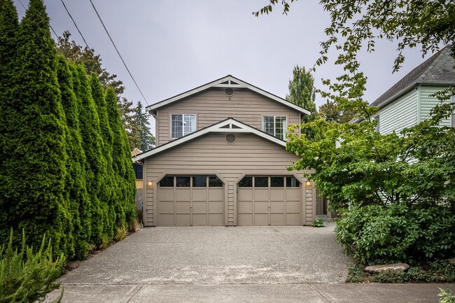 Building Photo - 3 Bedroom 2.5 Bath Home in Central District!