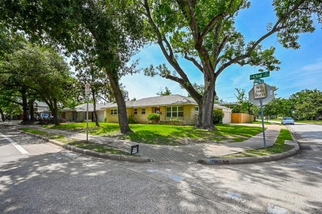 Building Photo - 5233 W 43rd St Rental