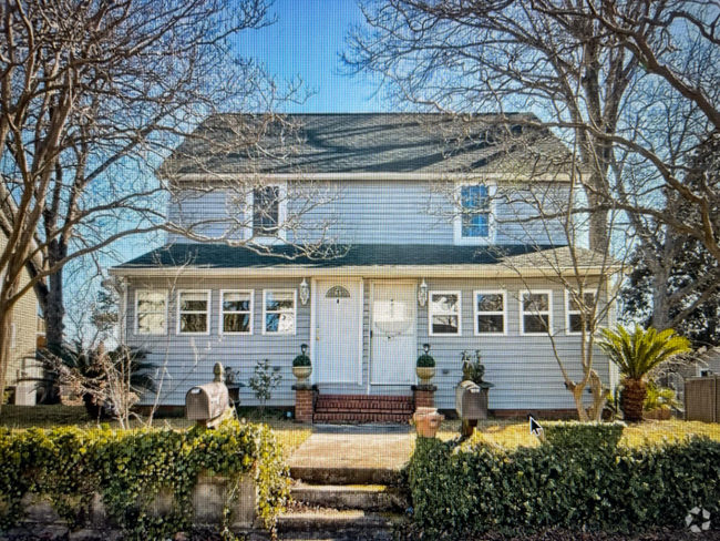 Building Photo - 327 Carpenter St Rental